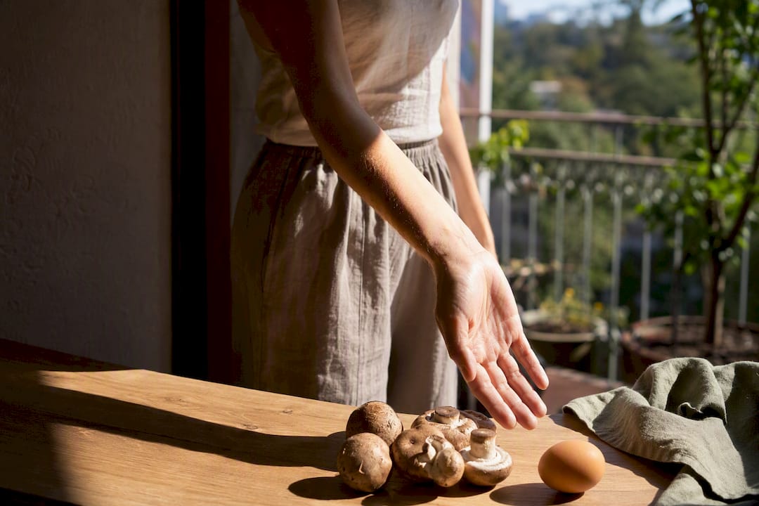 Unterarm im Sonnenlicht neben frischen Naturprodukten