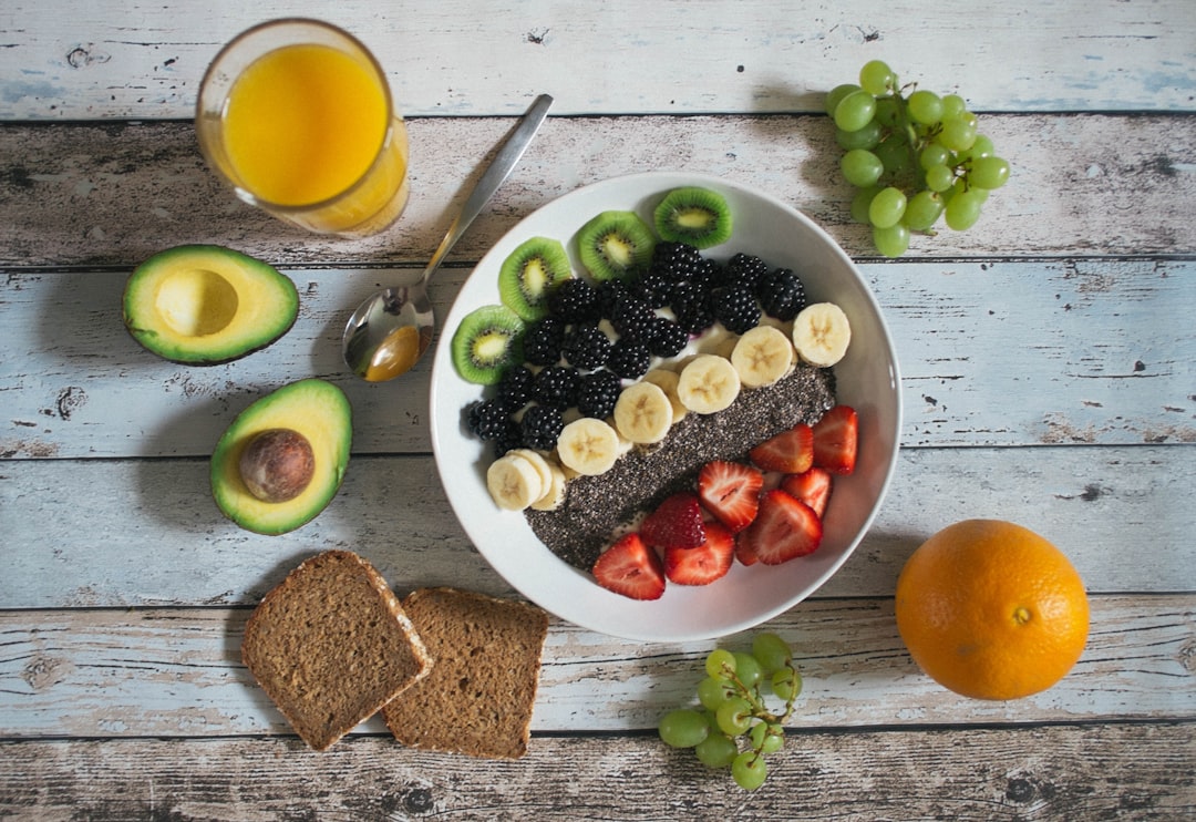 Eine Frau überprüft ihre Vitamine in der Küche und schaut, ob sie alle wichtigen Präparate griffbereit hat.