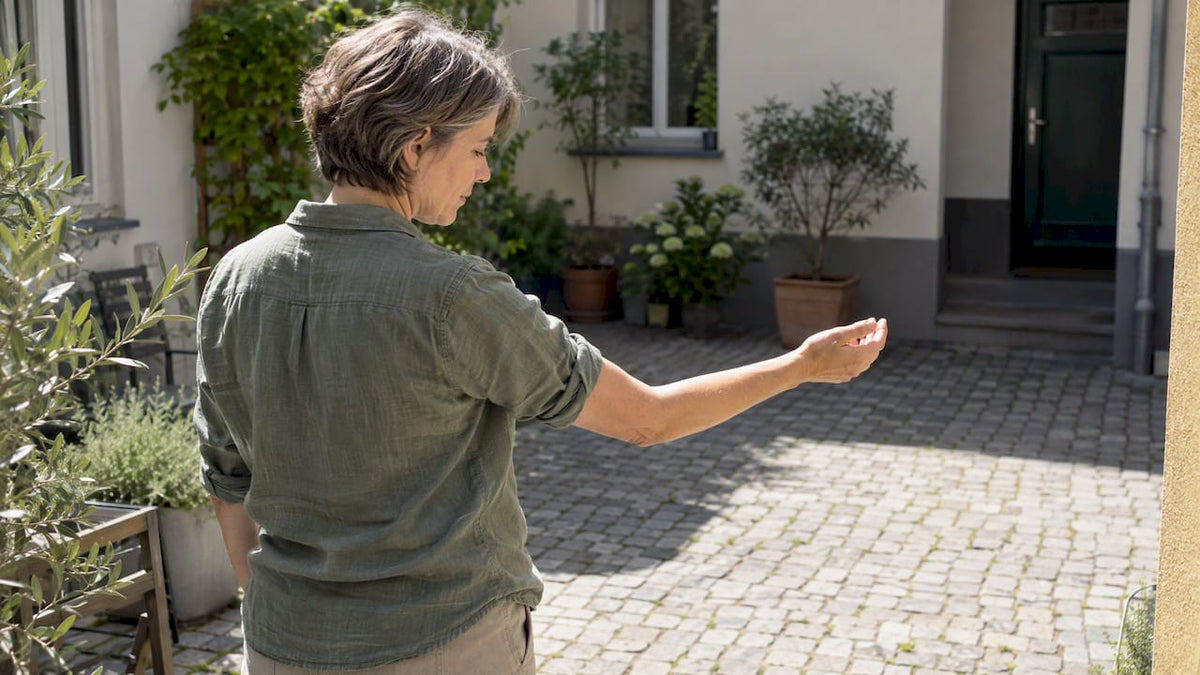 Frau streckt ihren Unterarm ins Sonnenlicht